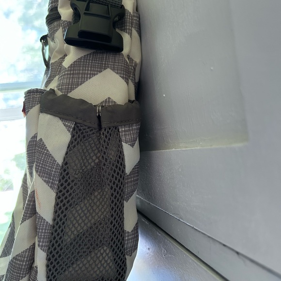 SKIP HOP FASHION DIAPER BAG. ONLY USED OT WHEN WE WENT TO CHURCH~ a few times 😬 - Picture 13 of 15